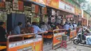 Warga saat makan siang di pujasera kawasan Blok S, Jakarta, Selasa (16/6/2020). Setelah dua bulan tutup, sejumlah pujasera dan pedagang makanan kaki lima kembali ramai pengunjung, namun masih banyak yang tidak menerapkan protokol kesehatan. (Liputan6.com/Herman Zakharia)