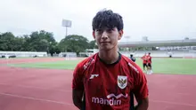 Luke Xavier Keet berpose setelah melakukan wawancara dalam latihan perdana Timnas Indonesia U-22 untuk SEA Games 2025 di Stadion Madya, Senayan, Jakarta, Selasa (11/11/2025). (Bola.com/Bagaskara Lazuardi)