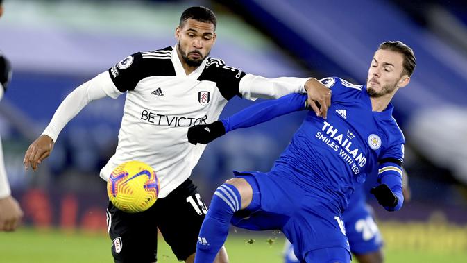 Gelandang Fulham, Ruben Loftus-Cheek berebut bola dengan gelandang Leicester City, James Maddison pada pekan 10 Liga Inggris 2020-2021 di Stadion King Power, Selasa (1/12/2020) dini hari WIB. Leicester City takluk 1-2 dari tamunya Fulham. (Michael Regan/Pool Photo via AP)