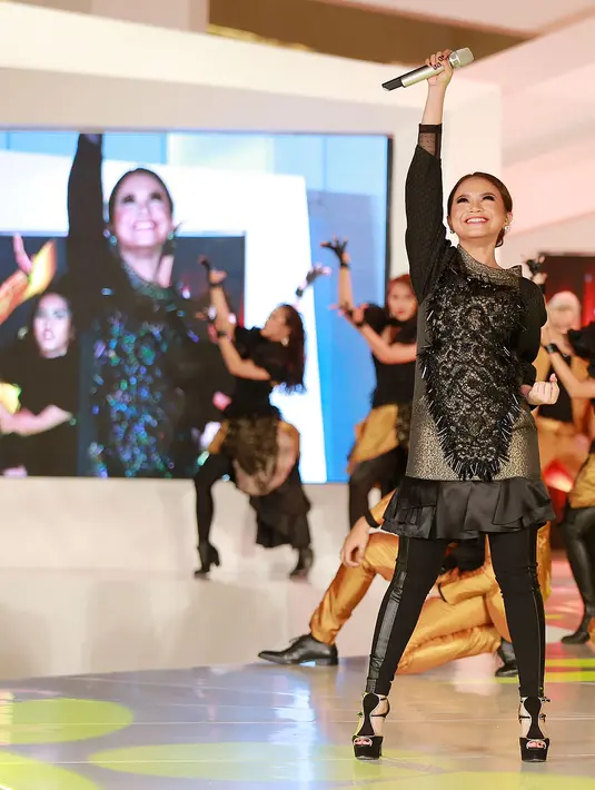 Dalam kesempatan tersebut, Rossa tampil dalam konser fashion diiringi peragaan busana yang dirancang Ivan Gunawan dan Tri Handoko. (Galih W. Satria/Bintang.com)
