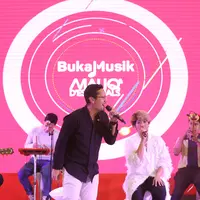 Maliq & D'essentials meriahkan acara Video Xperience yang digelar di Atrium Senayan City, Jakarta Pusat pada Minggu (22/9) malam. (Daniel Kampua/Fimela.com)