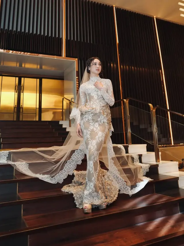 Yasmin Napper Tampil Anggun sebagai Modern Bride dalam Balutan Lace Dress di ELUNARA Show