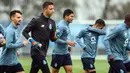 Para pemain Porto melakukan pemanasan saat mengikuti sesi latihan di tempat latihan klub di Olival, di Vila Nova de Gaia (2/11/2020). Porto akan bertanding melawan Olympique de Marseille pada  Grup C Liga Champions di di Estadion Do Dragao, Portugal. (AFP/Carlos Costa)