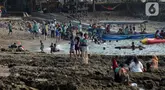 Suasana Pantai Anyer di Desa Cikoneng, Kabupaten Serang, Banten, Minggu (1/10/2023). Objek wisata pantai menjadi salah satu destinasi wisata warga Banten dan Jakarta untuk mengisi liburan Maulid Nabi Muhammad SAW 2023. (merdeka.com/Imam Buhori)