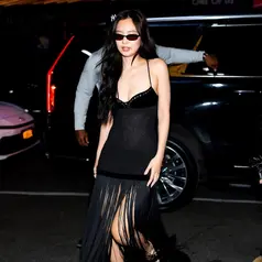 Jennie BLACKPINK tampil dengan gaya yang memadukan sensualitas dan elegansi dalam satu look yang terasa effortless namun tetap bold. [@glamsteals_com].