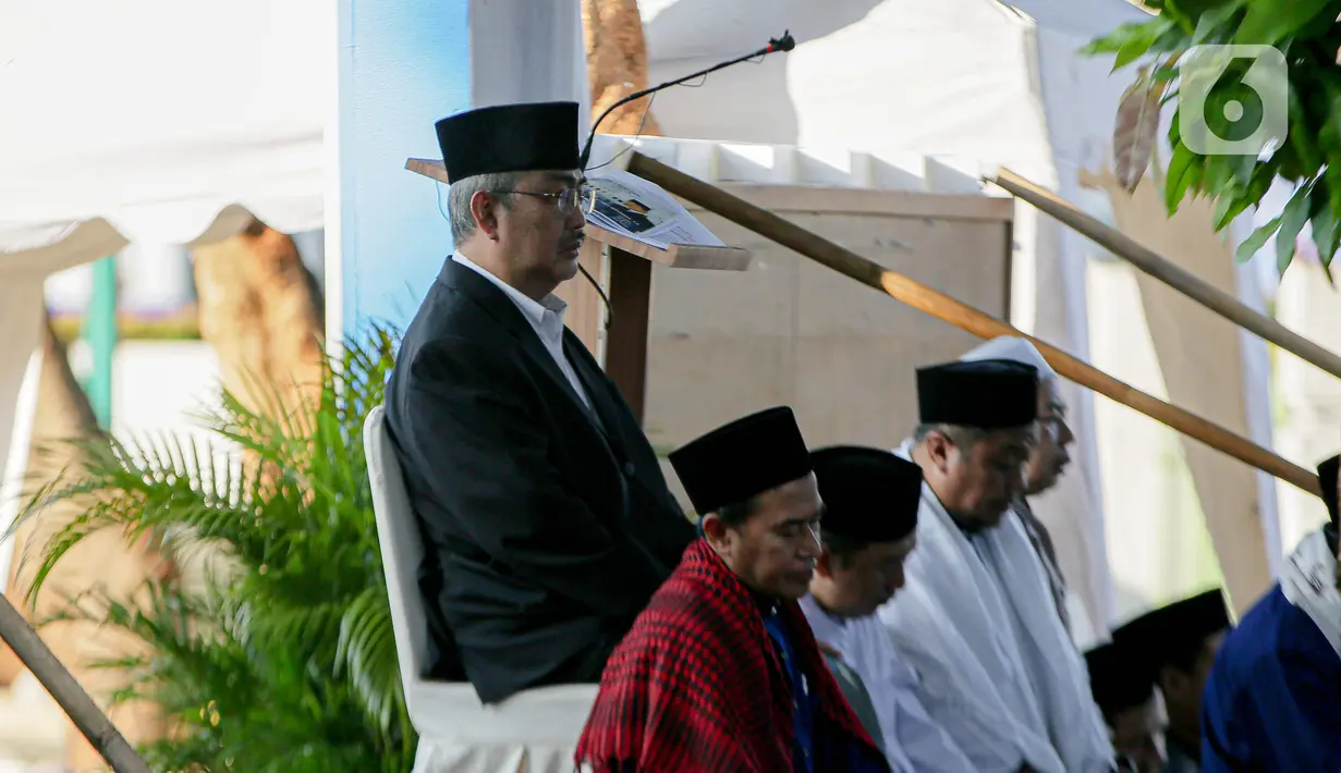 Sholat Idul Adha di Masjid Al Azhar dimulai pukul 07.00 WIB. Imam salat dipimpin oleh H Ahmad Khatib. Sementara khatib dibawakan oleh Prof Dr H. Jimly Asshiddiqie, S.H. (Liputan6.com/Faizal Fanani)