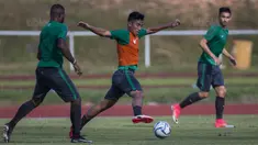 Gelandang Timnas Indonesia U-22, Hanif Sjahbandi, menggiring bola  saat latihan di Stadion UKM, Selangor, Senin (14/8/2017). Ini merupakan latihan terakhir jelang laga SEA Games melawan Thailand. (Bola.com/Vitalis Yogi Trisna)