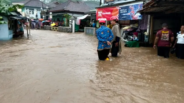 Banjir melanda wilayah Kecamatan Gunungguruh, Kabupaten Sukabumi, pada Kamis (4/12/2025) sore.