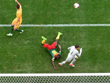 Kiper Australia, Mathew Ryan menghalau bola dari kejaran pemain Kamerun pada laga grup B Piala Konfederasi 2017 di Saint Petersburg Stadium, (22/6/2017). (AFP/Mladen Antonov)