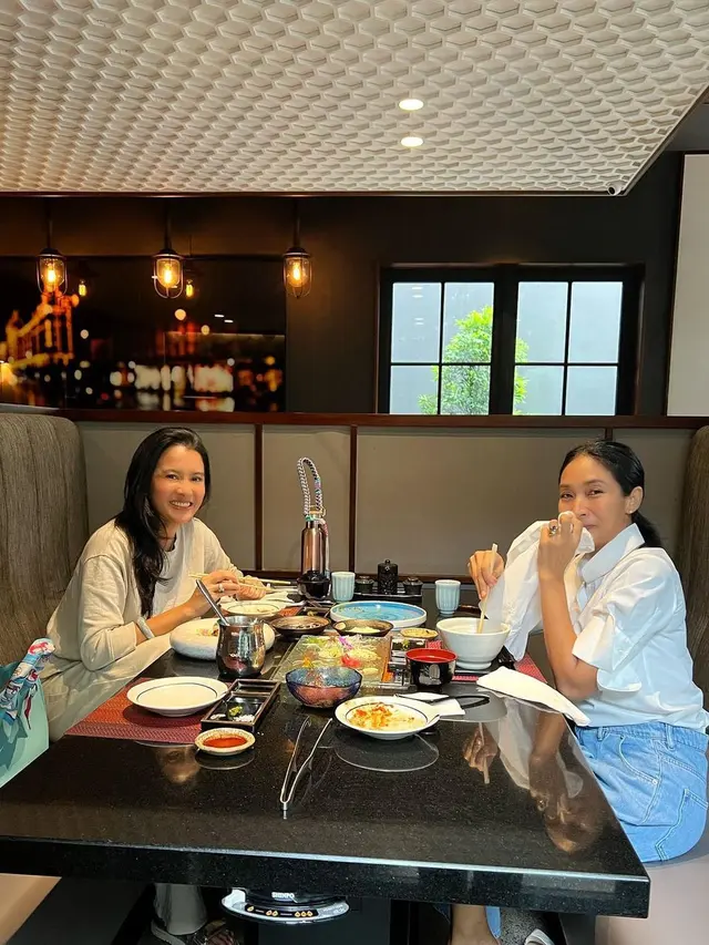 Tampil Kompak, Ini 7 Potret Persahabatan Happy Salma dan Marcella Zalianty