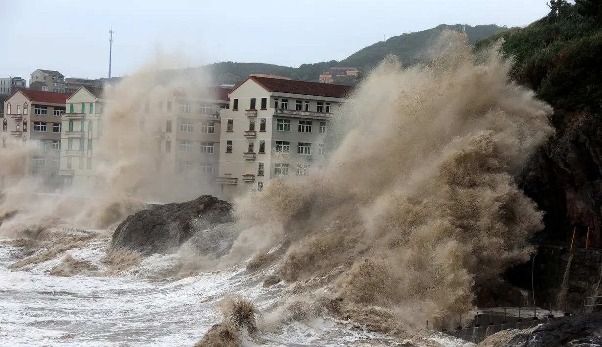 Pemandangan saat ombak besar yang diakibatkan terpaan Topan Maria menghantam tembok di pantai dekat Wenling, Provinsi Zhejiang, China, Rabu (11/7). (AFP)