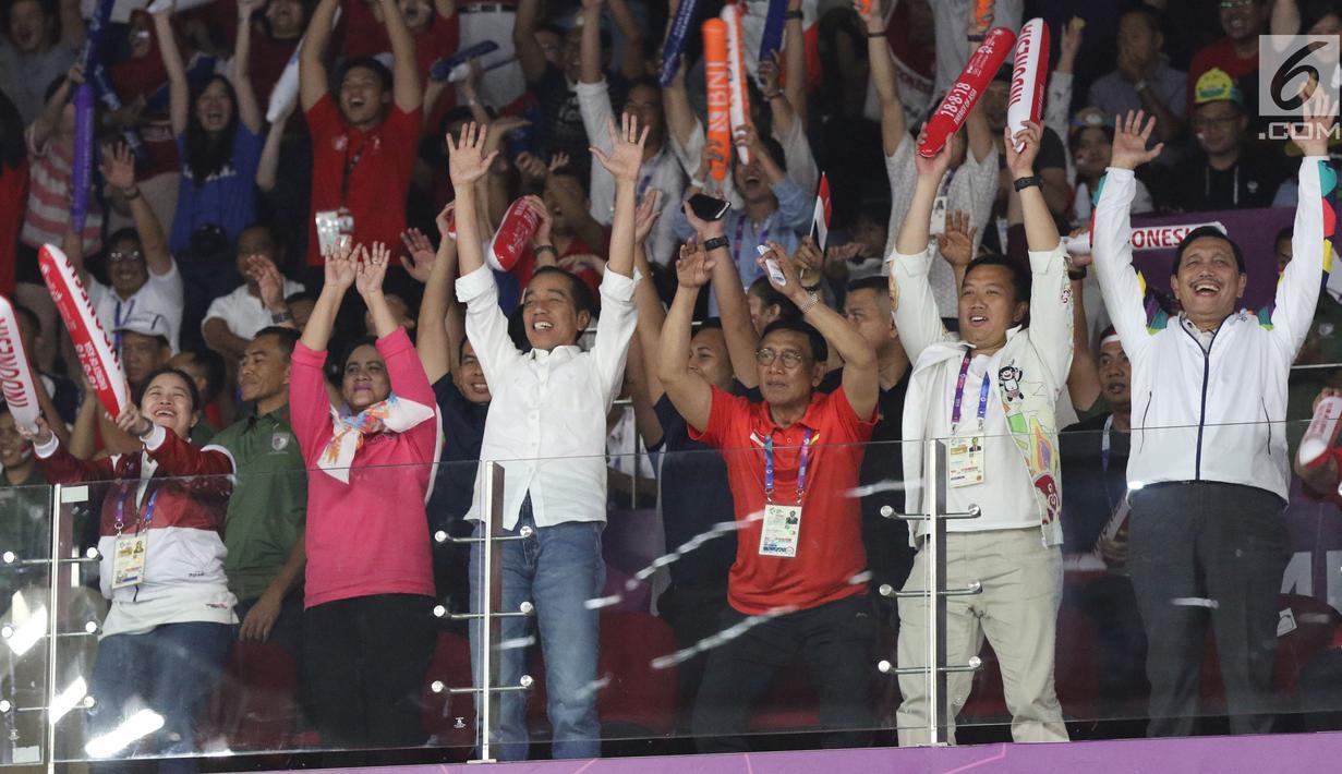 Presiden Jokowi dan Ibu Iriana bersama sejumlah menteri saat menyaksikan Final Bulutangkis Beregu Putra Asian Games 2018 antara Indonesia melawan China di Jakarta, Rabu (22/8). (Liputan6.com/Helmi Fithriansyah)