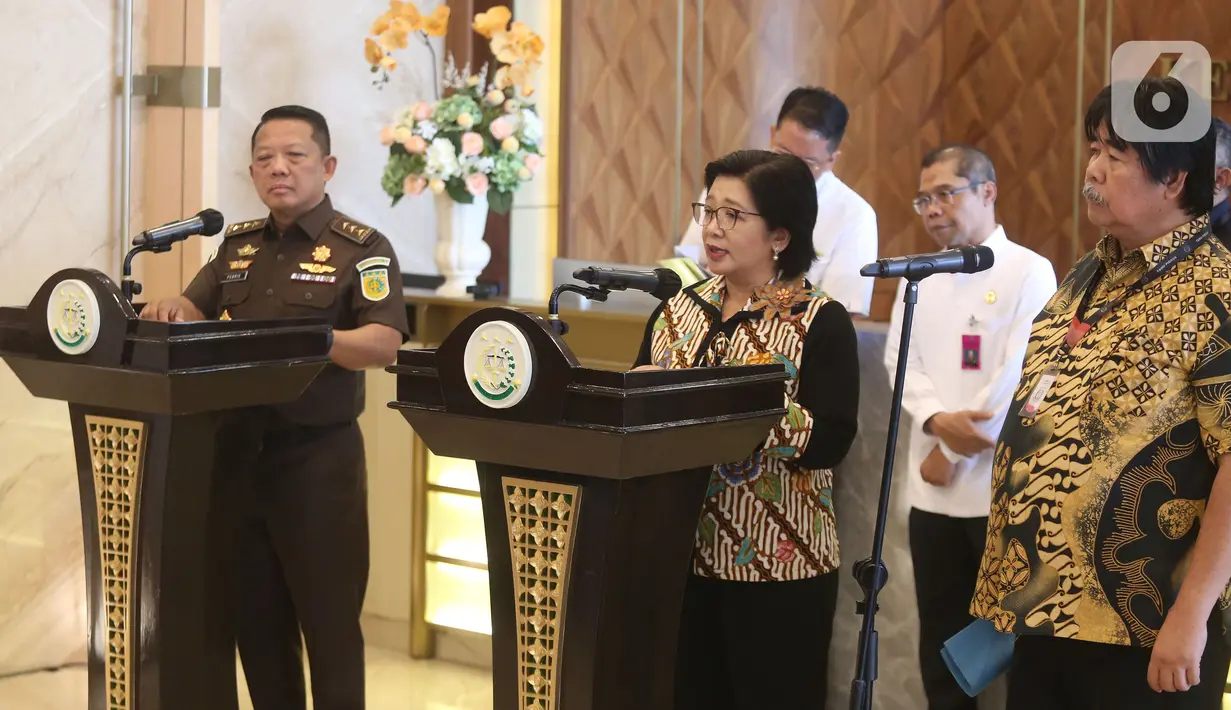Jaksa Agung Sanitiar Burhanuddin menyatakan kerugian negara dalam kasus dugaan korupsi tata niaga komoditas timah wilayah Izin Usaha Pertambangan (IUP) PT Timah Tbk tahun 2015-2022 mencapai Rp300 triliun. (merdeka.com/Arie Basuki)