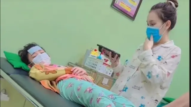 Ayu Ting dan Bilqis saat di rumah sakit