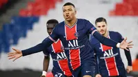 Striker Paris Saint-Germain, Kylian Mbappe, melakukan selebrasi usai mencetak gol ke gawang Barcelona pada laga Liga Champions di Stadion Parc des Princes, Kamis (11/3/2021). Kedua tim bermain imbang 1-1. (AFP/Franck Fife)