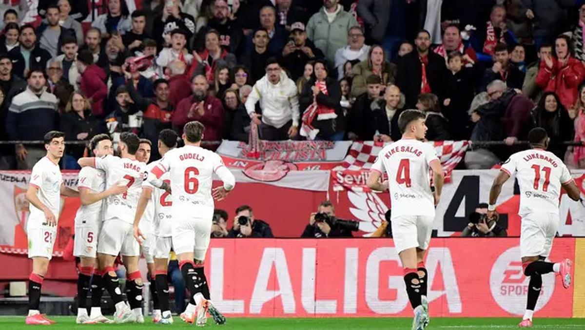 Pesta Gol di Kandang Sevilla, Barcelona Tempel Ketat Real Madrid