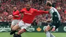 3. Eric Cantona pernah menggunakan ban kapten di Manchester United. Dia setahun menjadi pemimpin lapangan pada 1996-1997.(AFP/Gerry Penny)