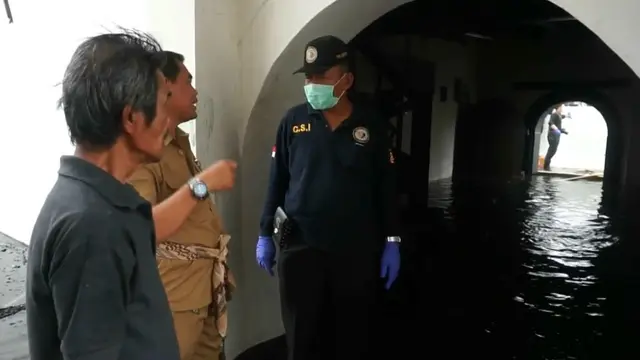 Polisi melakukan olah tempat kejadian perkara (TKP) kebakaran di Museum Bahari, Pasar Ikan, Jakarta Utara. (Liputan6.com/Moch Harun Syah)