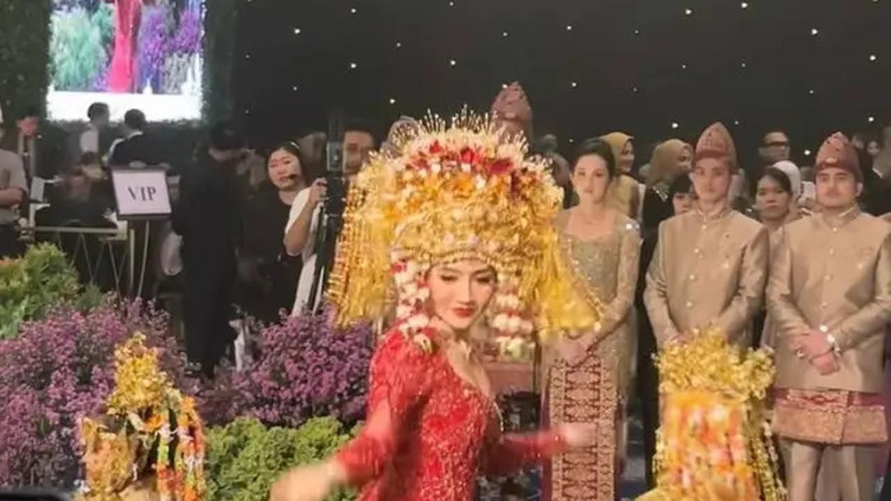 6 Pesona Glamor Febby Rastanty dalam Balutan Adat Palembang di Resepsi Pernikahan, Gemulai Menari Pagar Pengantin