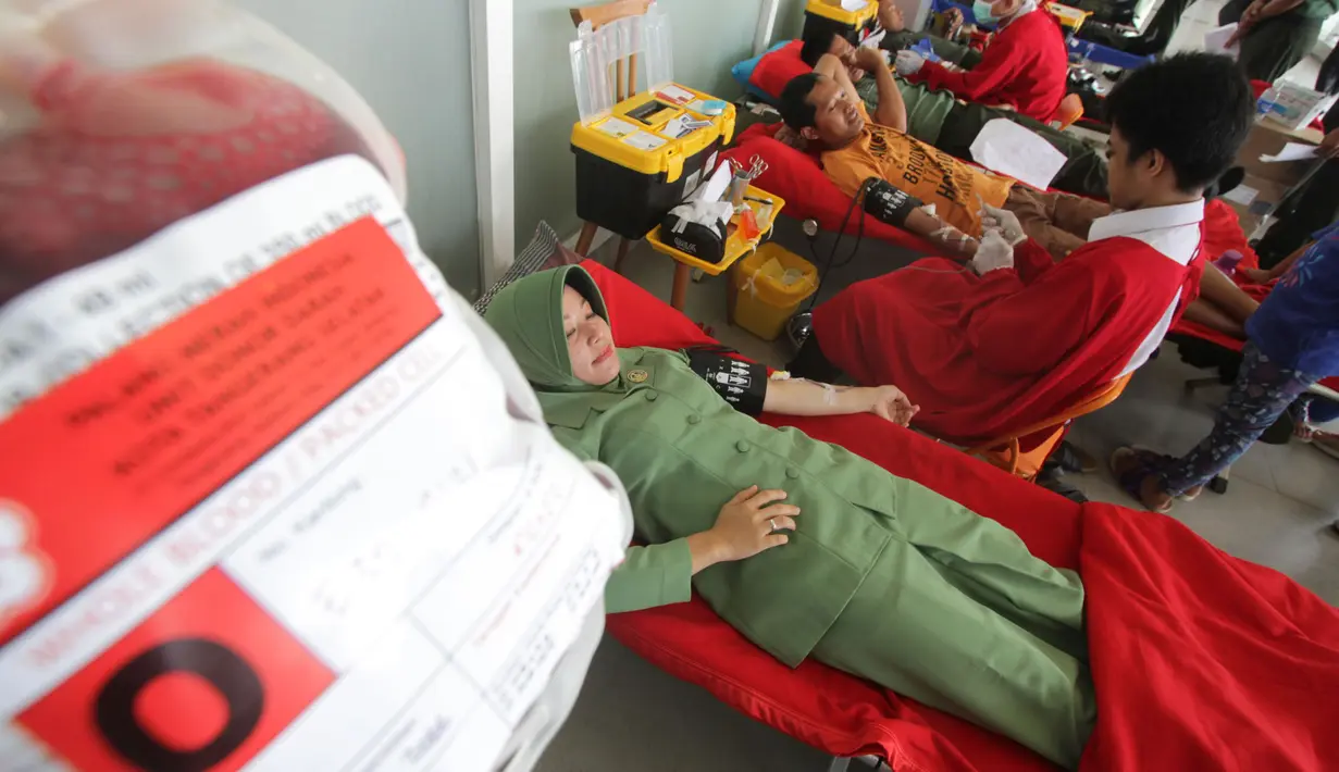 Ratusan masyarakat dan prajurit TNI Kodam jaya sedang mendonorkan darahnya di Tangerang Selatan, Banten, Minggu (21/8). Kegiatan tersebut dalam rangka HUT Pembangunan Jaya ke 55. (Liputan6.com)