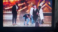 Selain Berikan Golden Buzzer, Simon Cowell Juga Memperlakukan Putri Ariani Seperti Ini, Rispek