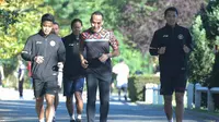 Anthony Sinisuka Ginting, Jonatan Christie,&nbsp;dan tim bulu tangkis Indonesia berlatih di kawasan hotel tempat tim menginap di Chambly, Prancis, Senin (22/7/2024). Sorenya mereka menggelar latihan perdana di venue Olimpiade Paris 2024, Porte De La Chapelle Arena. (foto: PBSI)