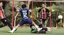 Pemain berebut bola pada laga final Liga AYO Jakarta 2019 di Lapangan Aldiron, Pancoran, Jakarta, Minggu (24/11). Babak Final Liga AYO Jakarta berlangsung ketat dan panas. (Bola.com/Yoppy Renato)