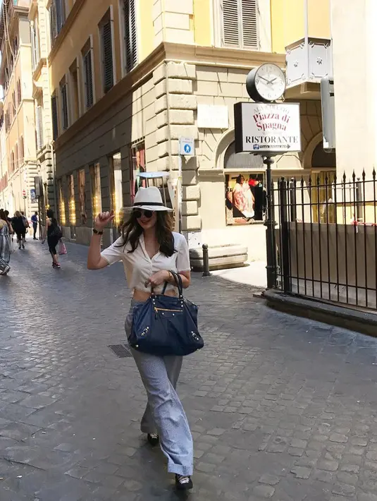 Meski blur, Luna Maya tampak cantik saat berlibur di Roma, Italia mengenakan topi dan atasan putih. (Liputan6.com/Instagram/@lunamaya)