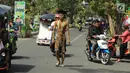 Mahasiswa UniversItas Gorontalo, Indra Nodu melakukan aksi jalan kaki dari kampus ke rumahnya di Desa Posso, Gorontalo Utara, 4 Agustus 2018. Aksi itu untuk memenuhi nazarnya karena telah berhasil menyelesaikan studi S1. (Liputan6.com/Arfandi Ibrahim)