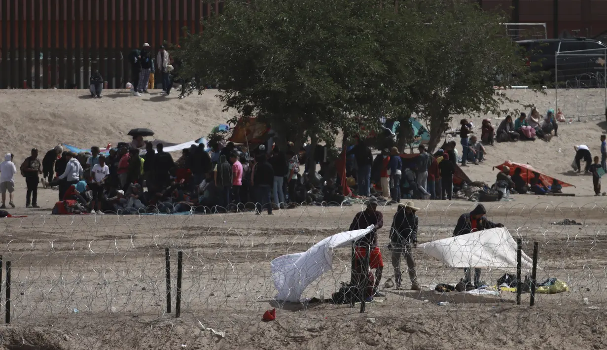 Langkah ini diambil sebagai persiapan untuk menghadapi kemungkinan lonjakan migran yang diperkirakan akan terjadi setelah berakhirnya pembatasan di era pandemi virus corona COVID-19. (AP Photo/Christian Chavez)