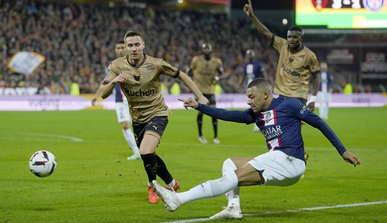 PSG sebenarnya mendominasi jalannya laga dengan penguasaan bola mencapai 59 persen. Mereka juga melakukan lebih banyak percobaan tembakan sebanyak 16 kali dengan 6 yang berhasil mengarah ke gawang. (AP Photo/Thibault Camus)