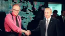 Foto file pada 7 September 2000, pembawa acara CNN Larry King berjabat tangan dengan Presiden Rusia Vladimir Putin sebelum memulai wawancara di New York. Larry King sempat dirawat di rumah sakit selama 10 hari sejak 2 Januari 2021 setelah dinyatakan positif COVID-19. (AFP/ Joshua Roberts)