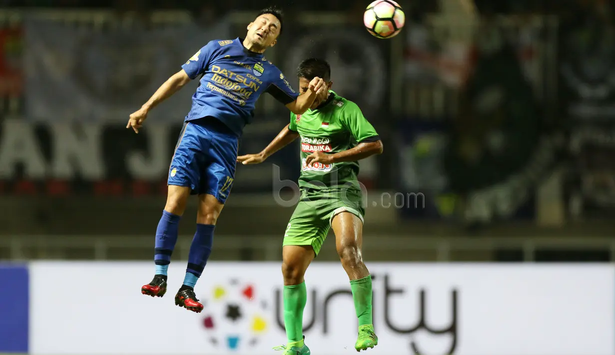 Pemain Persib Bandung, Shohei Matsunaga berduel dengan pemain PS TNI, Ganjar Mukti pada lanjutan Liga 1 2017 di Stadion Pakansari, Bogor, Sabtu (22/4/2017). PS TNI bermain imbang 2-2. (Bola.com/Nicklas Hanoatubun)