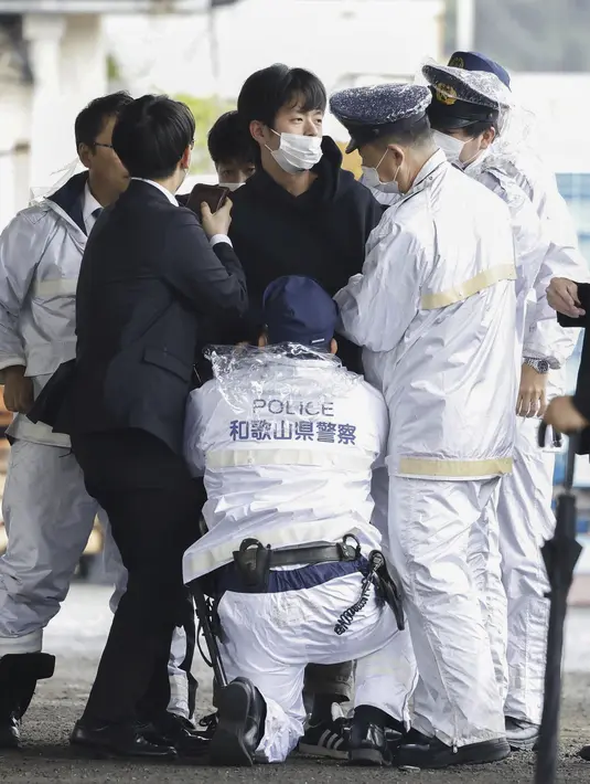 Seorang pria yang diyakini sebagai tersangka ditangkap di tempat kejadian pada hari Sabtu. (Kyodo News via AP)