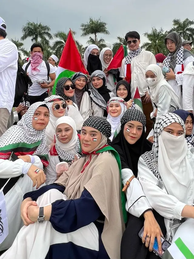 9 Potret Artis Turun ke Jalan Ikut Aksi Bela Palestina di Monas, Banjir Pujian