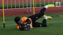 Penjaga gawang timnas Indonesia, Nadeo Argawinata saat latihan jelang laga perdana Piala AFF 2022 di Stadion Utama Gelora Bung Karno, Jakarta, Selasa (20/12/2022). Timnas Indonesia akan berjuang pada turnamen Piala AFF 2022. Timnas Indonesia tergabung di grup A bersama Kamboja, Brunei Darussalam, Filipina, dan Thailand. (Liputan6.com/Helmi Fithriansyah)
