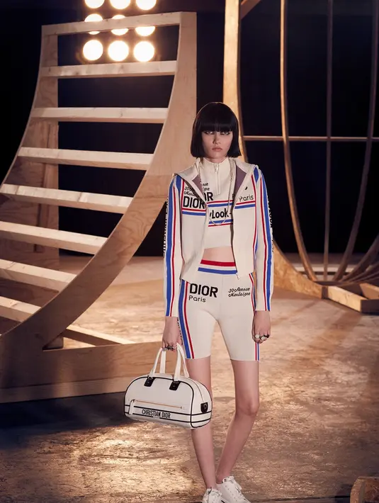 Daya tarik lainnya adalah sportswear yang menggambarkan wanita aktif terlihat dalam jaket, kaos polo, dan celana pendek biker. (Dok/Dior).