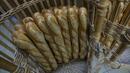 Baguette dalam keranjang digambarkan di sebuah toko roti, di Versailles, sebelah barat Paris, Selasa, 29 November 2022. Baguette, roti yang lembut dan memanjang dengan kerak yang renyah, adalah simbol Prancis di seluruh dunia dan telah menjadi bagian utama dari makanan Prancis setidaknya selama 100 tahun. (AP Photo/Michel Euler)