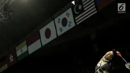 Alfian Eko Prasetya berusaha memukul kok saat pertandingan melawan Kenta Kazuno/Ayane Kurihara (Jepang) di laga pertama Indonesia Open 2017 di Jakarta, Selasa (13/6). Alfian/ Annisa unggul dengan skor 21-21. (Liputan6.com/Faizal Fanani)