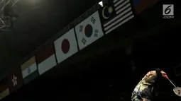 Alfian Eko Prasetya berusaha memukul kok saat pertandingan melawan Kenta Kazuno/Ayane Kurihara (Jepang) di laga pertama Indonesia Open 2017 di Jakarta, Selasa (13/6). Alfian/ Annisa unggul dengan skor 21-21. (Liputan6.com/Faizal Fanani)
