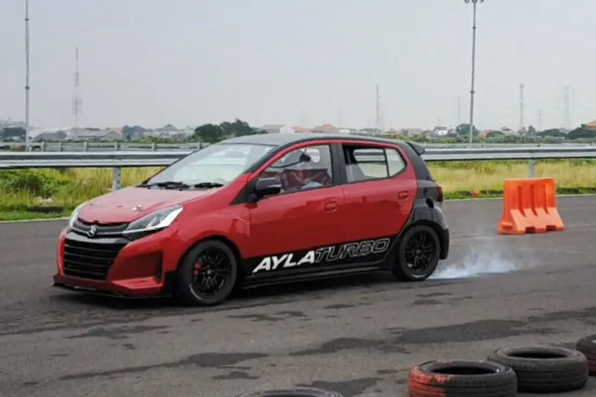 Ayla Turbo saat di uji coba di Sirkuit GBT Surabaya dan membawa rekan media untuk merasakan impresi dan performa mobil ini
