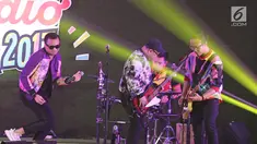 Grup band Nidji menjadi penampil terakhir di panggung BRIZZI Vidio Fair 2017 di The Space Senayan City, Jakarta Pusat, Sabtu (9/12) malam. Menyanyikan sekitar delapan lagu, Nidji membawakan hampir seluruh lagu hits mereka. (Liputan6.com/Herman Zakharia)