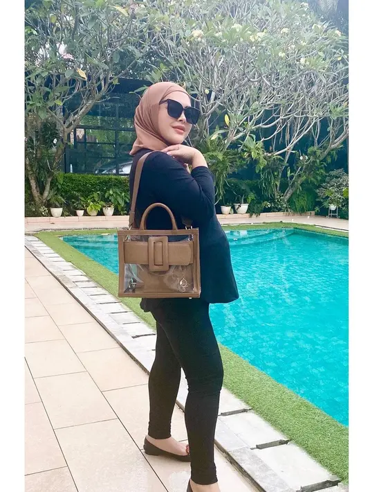 Sementara itu kini ia sudah memasuki kehamilan trimester tiga. Tidak heran jika baby bump Aisyahrani mulai membesar seperti dalam potret ini. (FOTO: instagram.com/syh55)