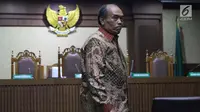 Terdakwa korupsi komisi kegiatan fiktif agen PT Asuransi Jasindo dalam pengadaan asuransi BP Migas-KKKS 2010-2012 dan 2012-2014, Budi Tjahjono saat jeda sidang putusan di Pengadilan Tipikor, Jakarta, Rabu (10/4). Hakim menyatakan Budi Tjahjono terbukti bersalah. (Liputan6.com/Helmi Fithriansyah)