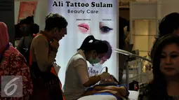 Pengunjung mencoba sejumlah alat kecantikan saat digelarnya pameran alat kecantikan di Jakarta Convention Center (JCC), Jakarta, Sabtu (17/10). Acara akan berlangsung hingga 17 Oktober 2015. (Liputan6/Johan Tallo)