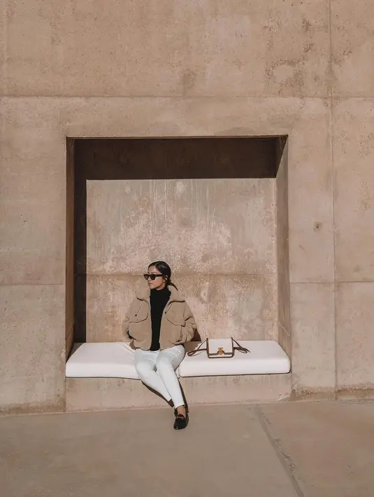 Jaket crop warna cokelat menjadi outerwear tampilan hitam-putihnya yang super-stylish (Foto: Instagram @nikitawillyofficial94)