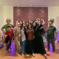 Vokalis grup musik Sabyan Gambus, Nissa Sabyan baru saja genap berusia 24 tahun. Selain membagikan momen kejutan dari para sahabat dan orang tercinta, Nissa juga membagikan potret jadulnya. Tampak  beberapa netizen salfok dengan tahi lalatnya. [Instagram/nissa_sabyan]