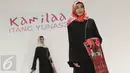 Model mengenakan busana muslim label Kamilaa karya desainer Itang Yunasz di Pasar Blok B Tanah Abang, Jakarta, Kamis (9/3). Dalam koleksinya, Itang memberi sentuhan tenun dari beberapa daerah. (Liputan6.com/Immanuel Antonius)
