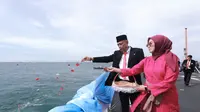 Peringati Hari Pahlawan, Kemensos-TNI AL Gelar Tabur Bunga di Teluk Jakarta
