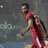Hansamu Yama adalah salah satu pemain timnas Indonesia yang menarik perhatian media asing saat leg pertama final Indonesia vs Thailand.  (Bola.com/Nicklas Hanoatubun)